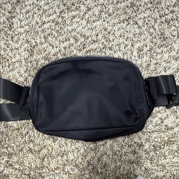 lululemon athletica Handbags - Lululemon solid back belt bag